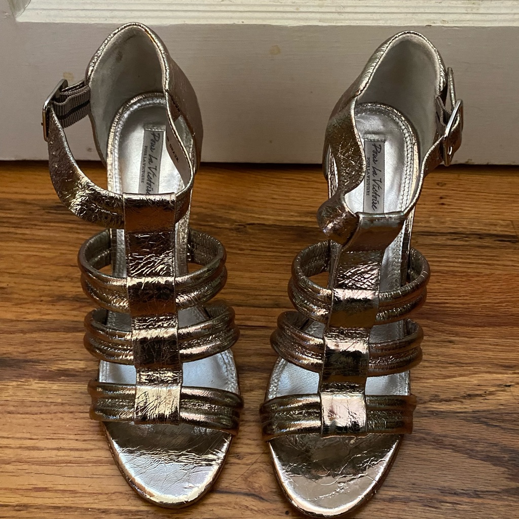 Pour La Victoire, Fabulous Gold Leather Heels, Size 8 1/2